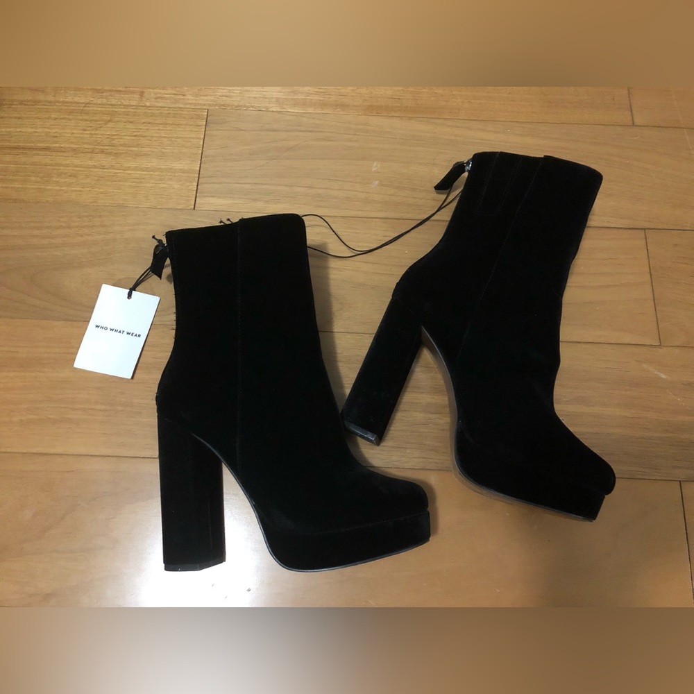 NWT WHO WHAT WEAR Velvet-feel Platform Boots Size 8